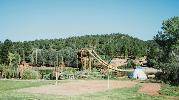 Quels sont les avantages et défis du camping en zone de mangroves lors de la saison des pluies?